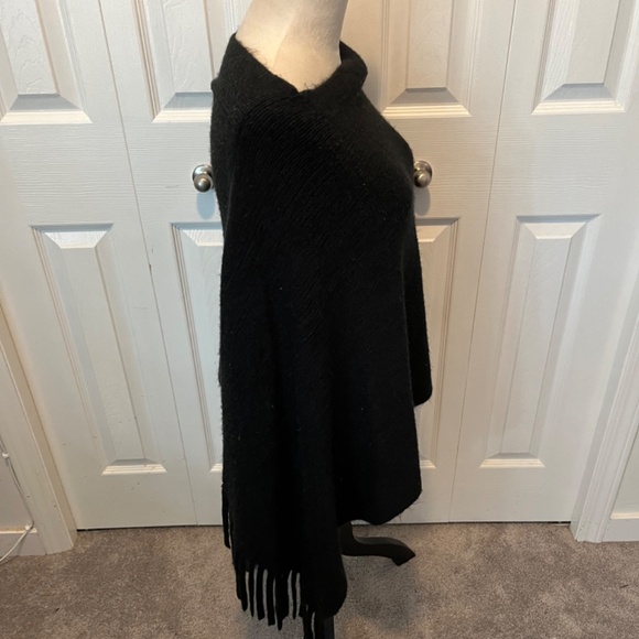 Women’s 100% Acrylic poncho - Picture 10 of 11